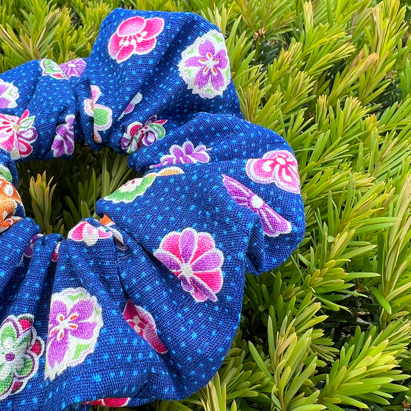 Scrunchie blauw met gestileerde bloemen
